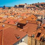 Panorama aéreo de Dubrovnik na Croácia com suas muralhas medievais e o Mar Adriático.