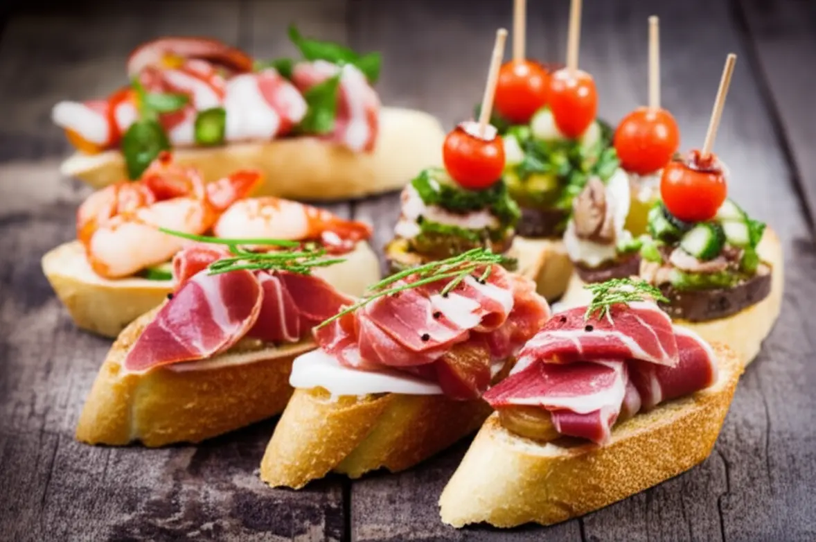 Variedade de tapas espanholas coloridas sobre um balcão de madeira em um mercado gastronômico.