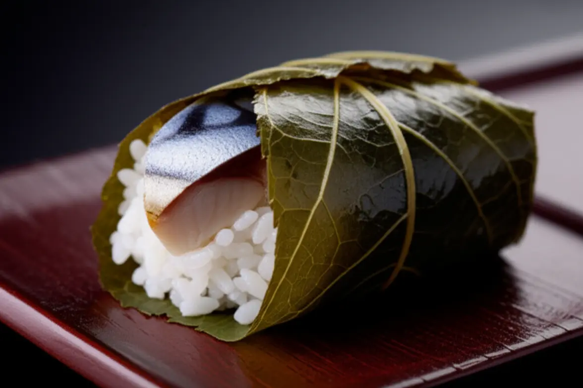 Sushi tradicional de Nara embrulhado em folha de caqui sobre prato de madeira.