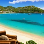 Foto panorâmica da praia de Grand Anse em Granada com noz-moscada e canela em primeiro plano.