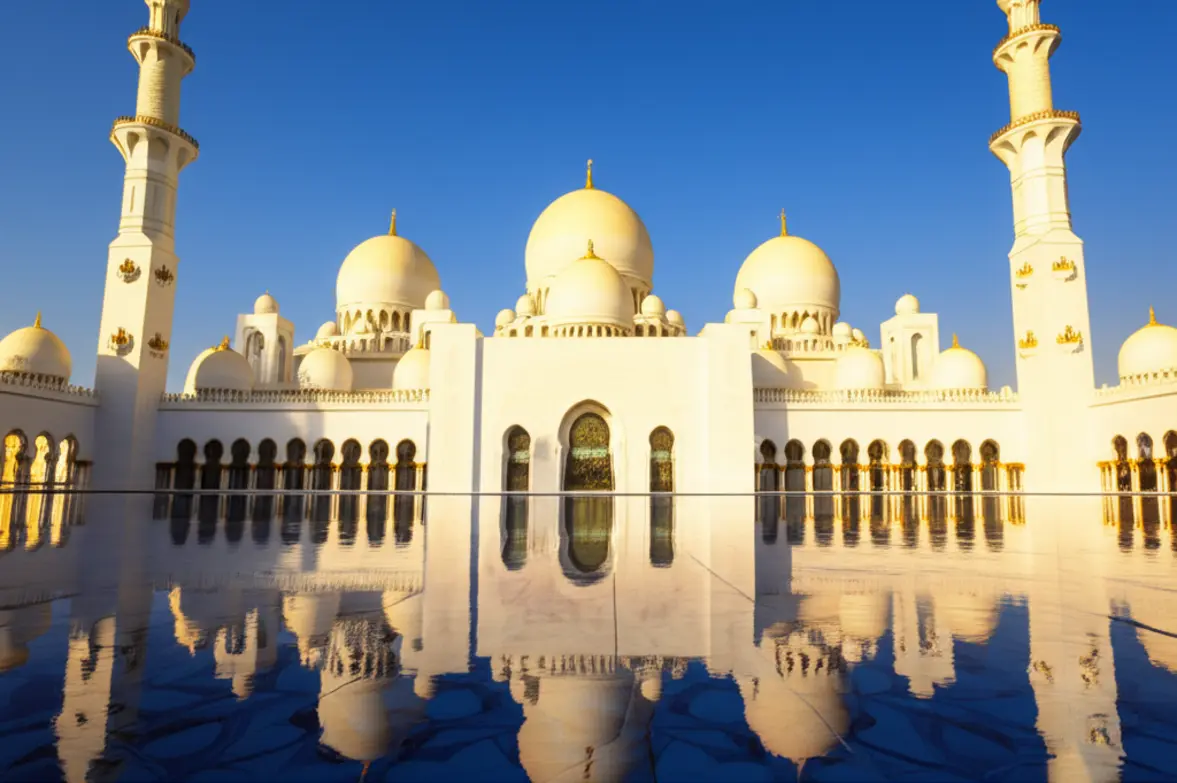 Mesquita Sheikh Zayed em Abu Dhabi durante o pôr do sol.