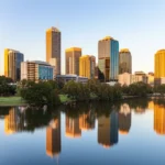 Vista panorâmica de Adelaide com o Rio Torrens e o skyline ao pôr do sol.