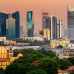 Vista aérea do horizonte de Adis Abeba mesclando prédios modernos e arquitetura tradicional.