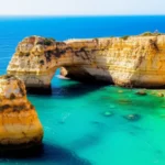 Vista aérea da Praia da Marinha com seus arcos duplos e mar azul-turquesa.