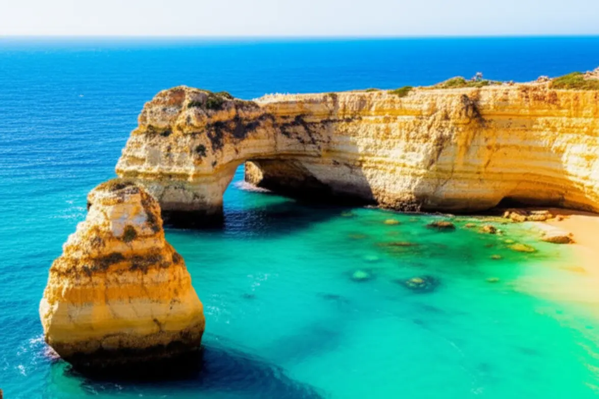 Vista aérea da Praia da Marinha com seus arcos duplos e mar azul-turquesa.