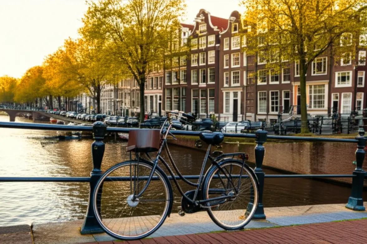 Vista icônica de um canal em Amsterdã com ponte e bicicleta vintage.