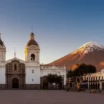 Vista panorâmica da Plaza de Armas de Arequipa com o Vulcão Misti ao fundo.