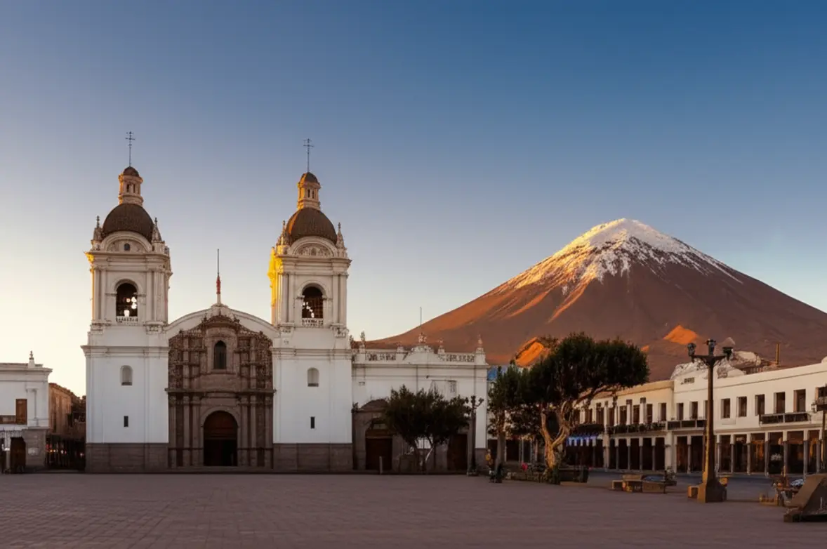 Vista panorâmica da Plaza de Armas de Arequipa com o Vulcão Misti ao fundo.