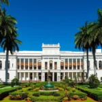 Vista panorâmica do Palácio de los López em Assunção sob um céu azul.