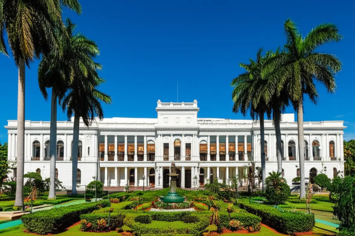 Vista panorâmica do Palácio de los López em Assunção sob um céu azul.