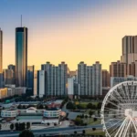 Skyline de Atlanta ao pôr do sol com a roda-gigante SkyView.