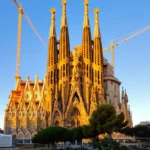 A basílica da Sagrada Família iluminada pelo pôr do sol em Barcelona.