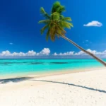 Vista aérea da White Beach em Boracay com mar azul-turquesa e areia branca.