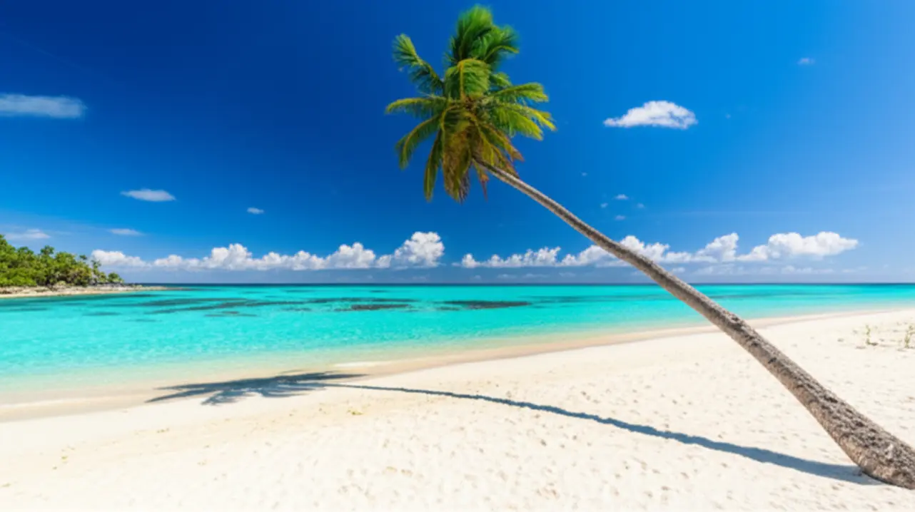 Vista aérea da White Beach em Boracay com mar azul-turquesa e areia branca.