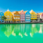 Orla de Handelskade em Willemstad, Curaçao, com seus prédios coloridos icônicos e a Ponte Queen Emma.