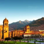 Fotografia da Plaza de Armas em Cusco com a catedral colonial e montanhas.