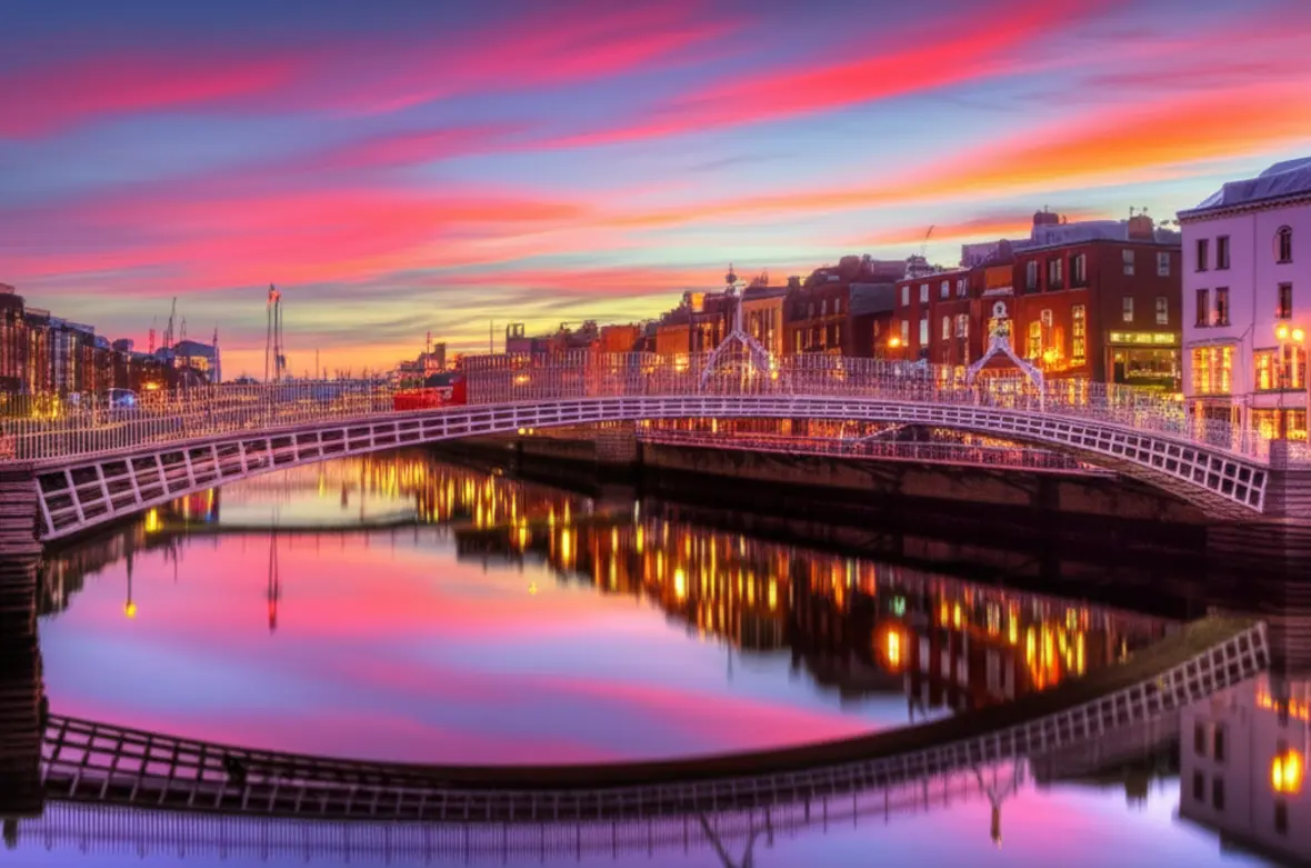 Ponte Ha'penny Bridge em Dublin, Irlanda, durante o pôr do sol com reflexos no Rio Liffey.