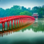 A icônica Ponte Huc vermelha sobre o Lago Hoan Kiem em Hanói.