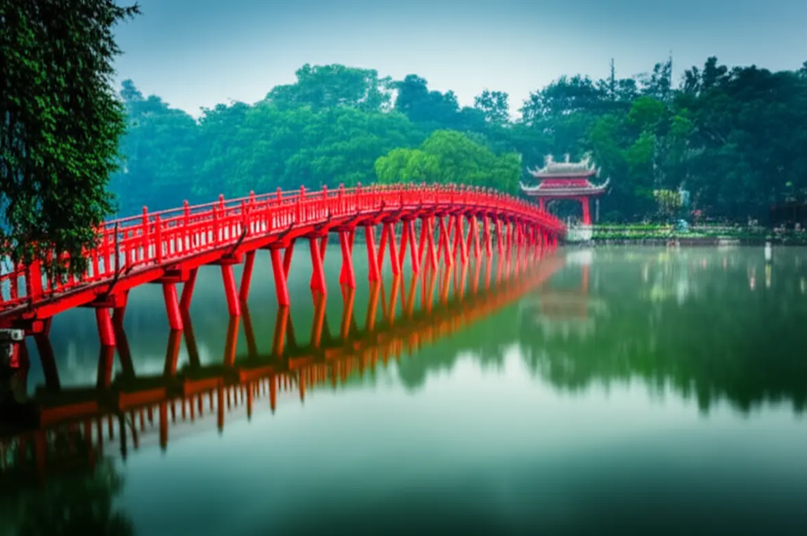 A icônica Ponte Huc vermelha sobre o Lago Hoan Kiem em Hanói.