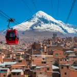Vista aérea da cidade de La Paz com teleférico vermelho e a montanha Illimani ao fundo.