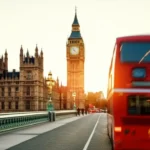 Big Ben e um ônibus vermelho cruzando a ponte de Westminster em Londres.