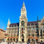 Vista da Marienplatz e da Nova Prefeitura em Munique sob o céu azul.
