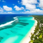 Vista panorâmica aérea das praias e recifes de coral em Nadi, Fiji, sob um céu ensolarado.