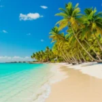 Vista panorâmica aérea de Nassau, Bahamas, mostrando o mar azul-turquesa e areias brancas.