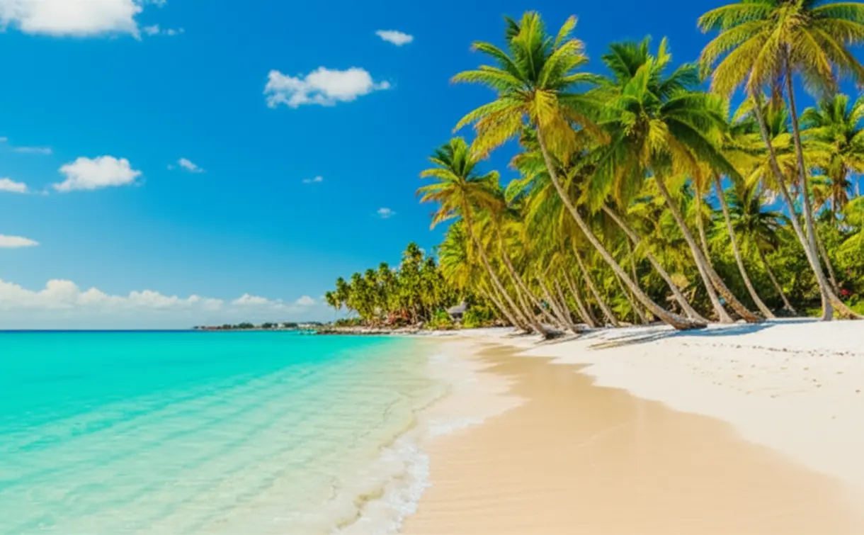 Vista panorâmica aérea de Nassau, Bahamas, mostrando o mar azul-turquesa e areias brancas.