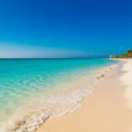 Praia paradisíaca de Playa del Carmen com mar azul-turquesa e areia branca.