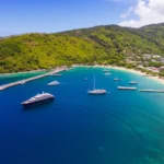 Vista aérea da baía de Port Vila, Vanuatu, com águas cristalinas e barcos.
