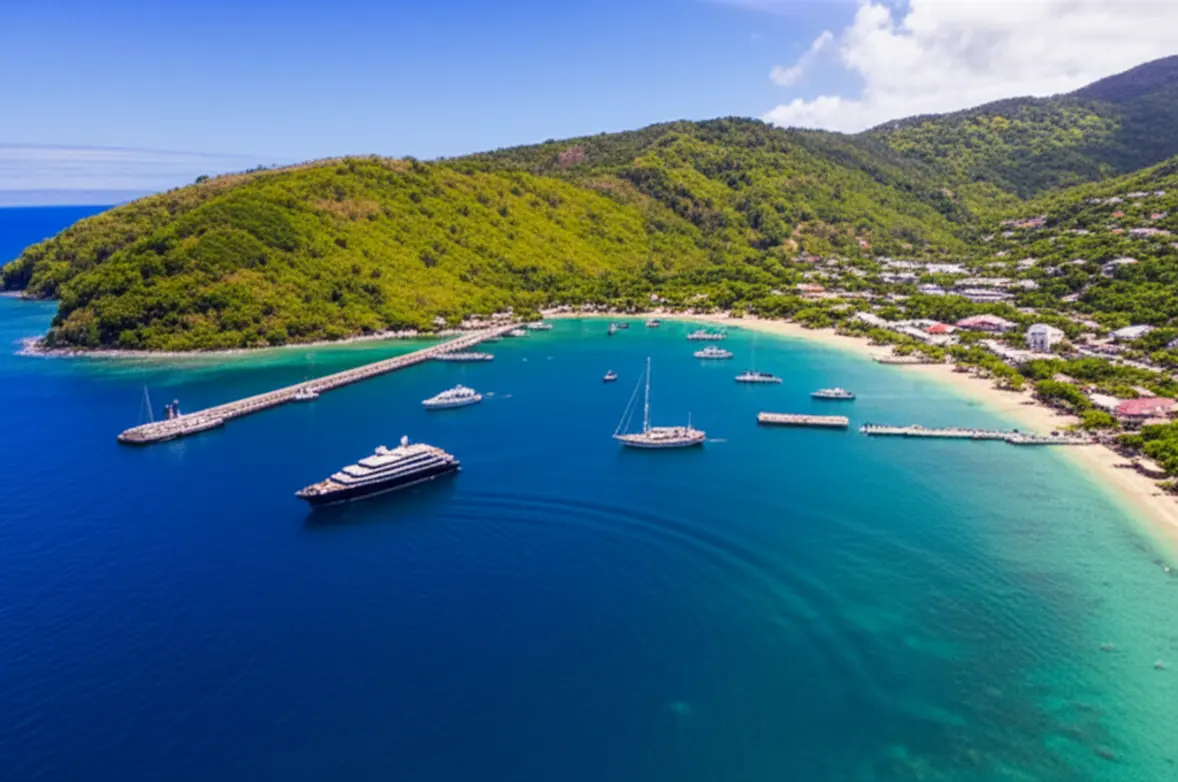 Vista aérea da baía de Port Vila, Vanuatu, com águas cristalinas e barcos.