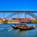 Vista aérea da Ribeira do Porto com a Ponte Dom Luís I ao fundo.