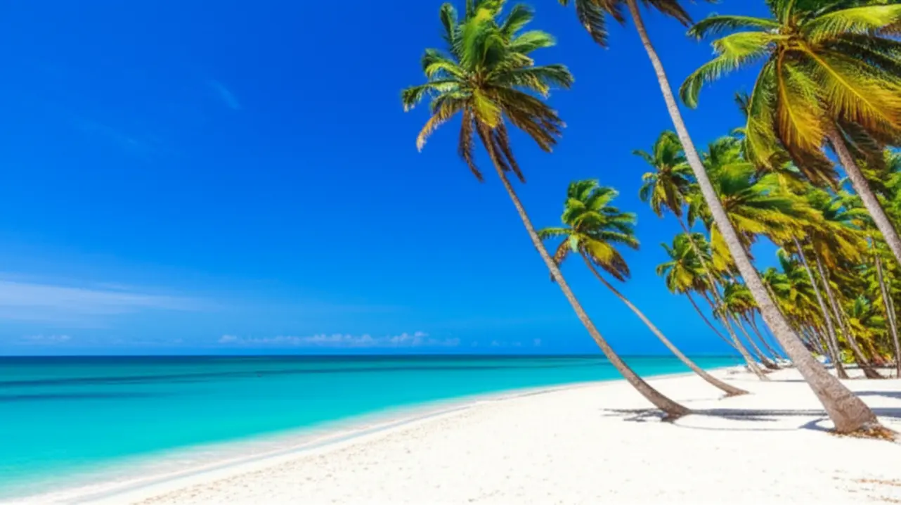 Praia paradisíaca em Punta Cana com areia branca e mar turquesa.