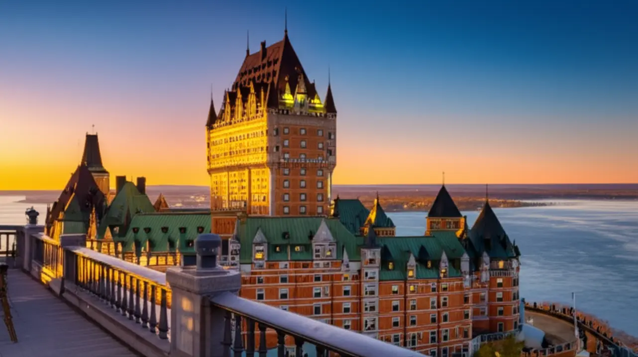Vista panorâmica do hotel Fairmont Le Château Frontenac em Quebec City durante o pôr do sol.