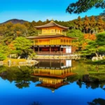 O Pavilhão Dourado (Kinkaku-ji) refletido no lago em Quioto, Japão.