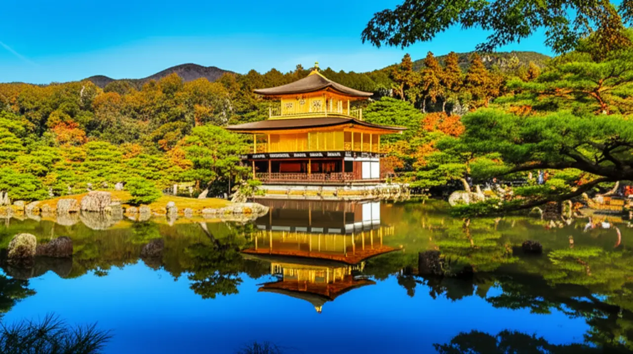 O Pavilhão Dourado (Kinkaku-ji) refletido no lago em Quioto, Japão.