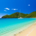 Vista aérea deslumbrante das praias e colinas verdes de Saint Martin no Caribe.