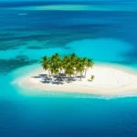 Ilha deserta paradisíaca em San Blas com areia branca e palmeiras.