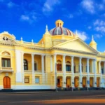 Fachada iluminada do Teatro Nacional da Costa Rica em San José.