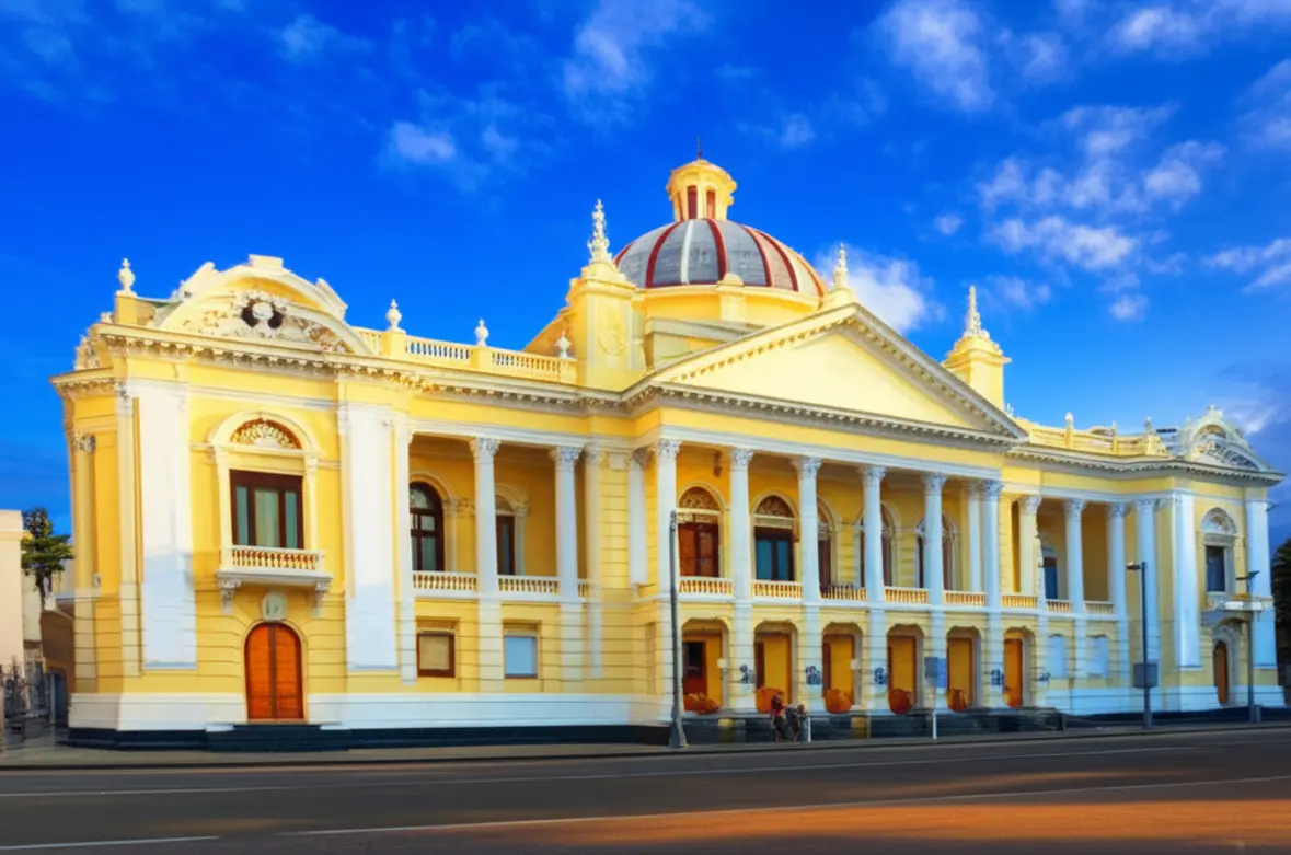 Fachada iluminada do Teatro Nacional da Costa Rica em San José.