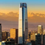 Skyline de Santiago com o edifício Sky Costanera e a Cordilheira dos Andes nevada.