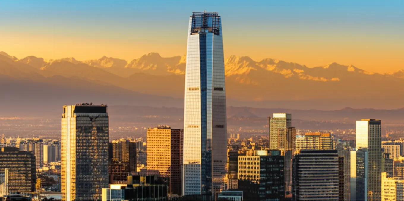 Skyline de Santiago com o edifício Sky Costanera e a Cordilheira dos Andes nevada.