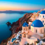 Vista das cúpulas azuis e casas brancas de Santorini sob o pôr do sol.