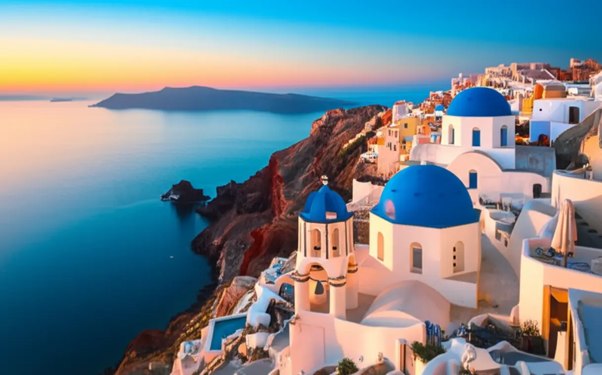 Vista das cúpulas azuis e casas brancas de Santorini sob o pôr do sol.