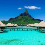 Bangalô sobre as águas em Bora Bora com o Monte Otemanu ao fundo.