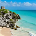 As ruínas maias de Tulum com o mar azul-turquesa ao fundo.