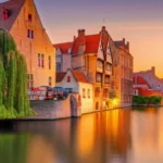 Vista panorâmica do ponto Rozenhoedkaai em Bruges com a torre Belfort ao fundo.