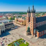 Vista aérea da Praça do Mercado Principal em Cracóvia com a Basílica de Santa Maria.