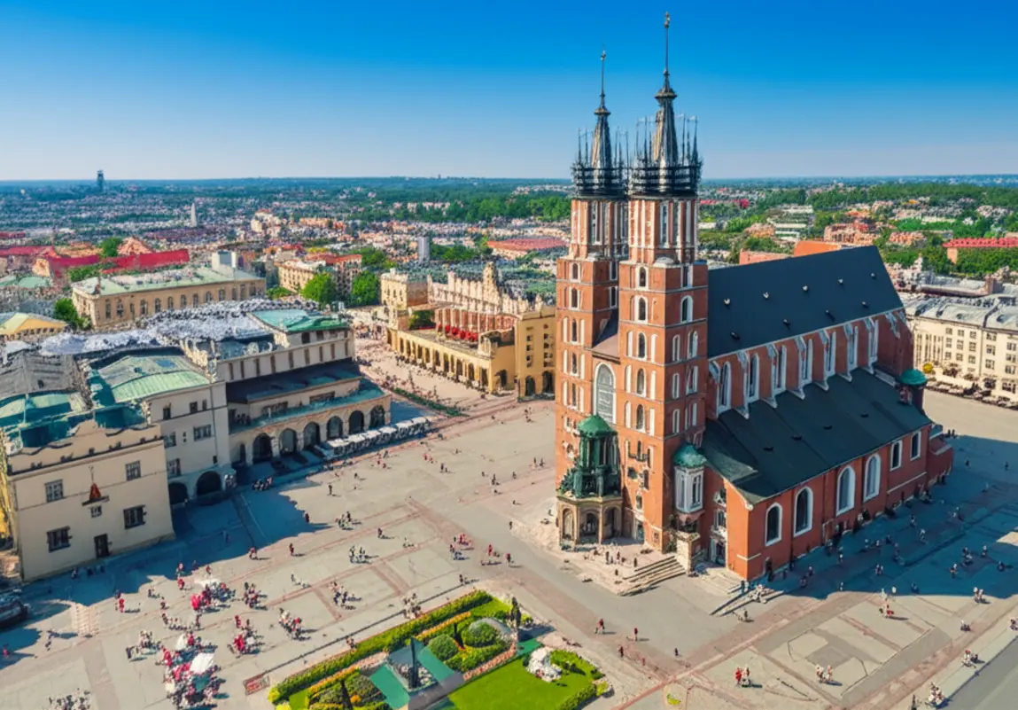 Vista aérea da Praça do Mercado Principal em Cracóvia com a Basílica de Santa Maria.